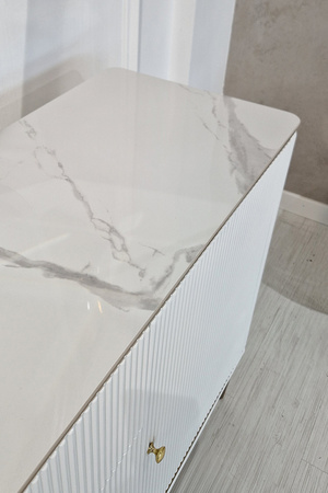 Komoda biała z szufladami do salonu sypialni Violino glamour ze złoceniami i blatem ze spieku 921-1 white