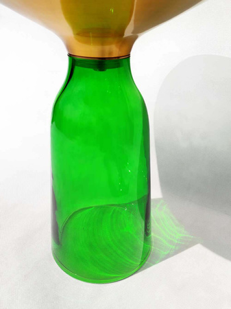 Stolik kawowy do salonu ze szklanym blatem glamour Bottle Table 50/53cm zielono-złoty osadzony na szklanej nodze TG-27-high green