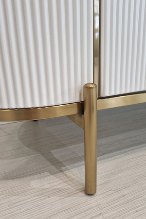 Komoda biała do salonu sypialni Marion glamour ryflowana ze złoceniami MP-819#_1