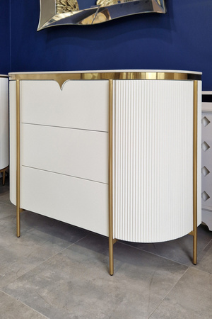 Komoda do salonu, sypialni bądź przedpokoju z trzema szufladami Bianca glamour 120cm ze złotymi detalami 609-1.2M