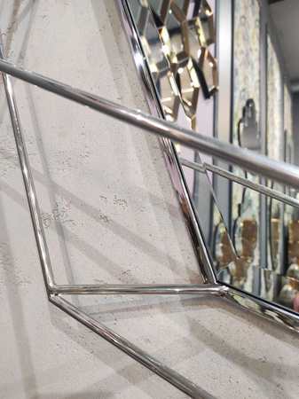 Lustro Massei II 78/127cm o nieregularnym wielokątnym kształcie ze srebrną metalową ramą 18H1037