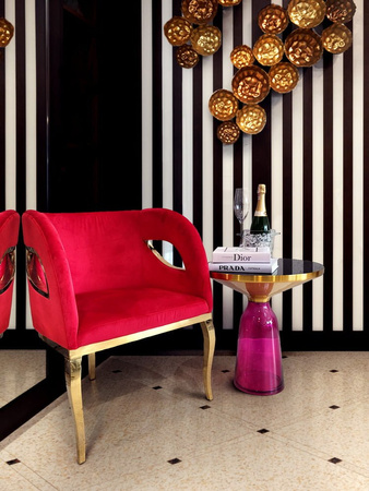 Stolik kawowy do salonu ze szklanym blatem glamour Bottle Table 50/53cm różowo-złoty osadzony na szklanej nodze TG-27-high purple