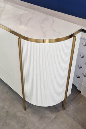 Komoda do salonu, sypialni bądź przedpokoju z trzema szufladami Bianca glamour 120cm ze złotymi detalami 609-1.2M