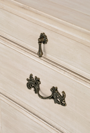 Komoda drewniana z szufladami jasnobeżowa Venezia Bianco VEB803K 