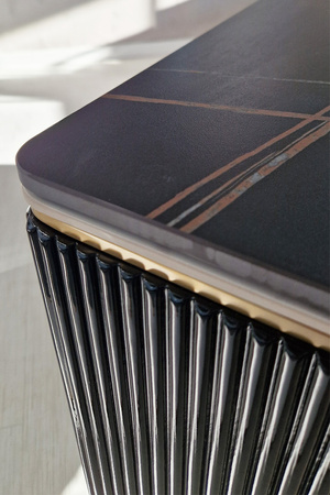 Komoda czarna do salonu sypialni  Violino glamour ze złoceniami i czarnym blatem ze spieku 921-1 black-1