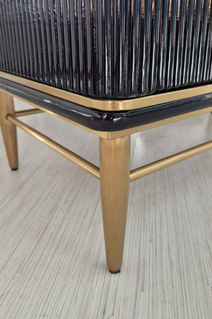 Komoda czarna do salonu sypialni  Violino glamour ze złoceniami i czarnym blatem ze spieku 921-1 black-1