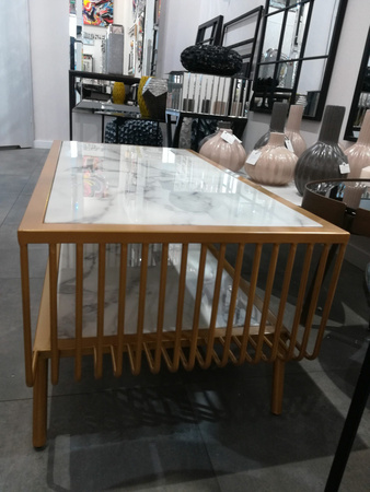 Stolik kawowy do salonu Esonne 100/52cm miodowy z białym marmurowym blatem TC113 honey