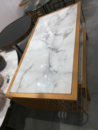 Stolik kawowy do salonu Esonne 100/52cm miodowy z białym marmurowym blatem TC113 honey