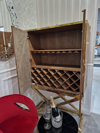 Smythson 108/48/180cm fantastyczny barek z brązowej skóry naturalnej osadzony na złotych chromowanych nóżkach ze złotymi okuciami AH-T0129MV