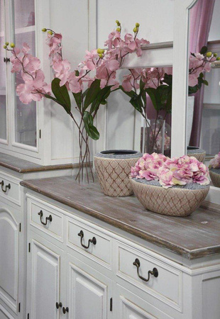 Komoda z szufladami i szafkami stylizwoana do jadalni salonu biała z szufladami Rimini White RIW08