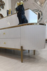 Komoda Szafka RTV do salonu z blatem ze spieku kwarcowego i złotymi detalami Morena 220 cm biała 605-2.2M do salonu lub sypialni