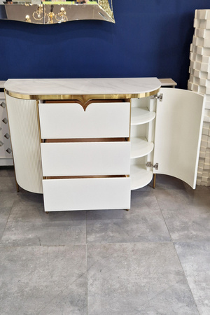 Komoda do salonu, sypialni bądź przedpokoju z trzema szufladami Bianca glamour 120cm ze złotymi detalami 609-1.2M